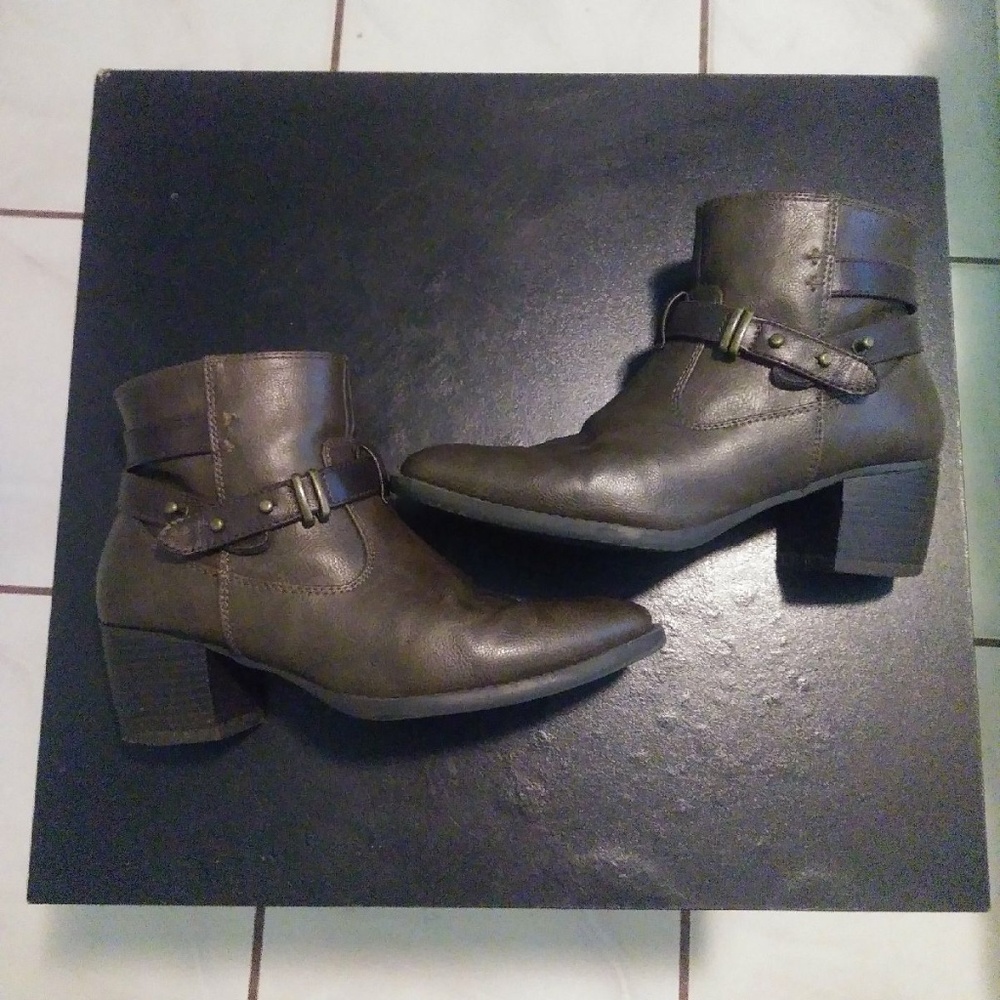 White Mountain Block Heel Boots